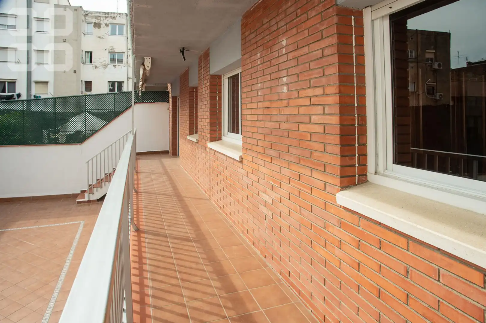 Vista exterior de Piso en venta en L'Hospitalet de Llobregat con Parquet, Terraza y Balcón