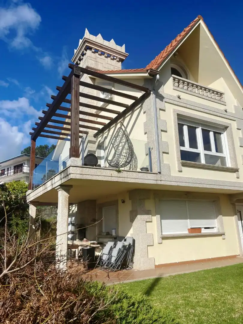 Vista exterior de Casa o xalet de lloguer en Cangas  amb Calefacció, Jardí privat i Terrassa