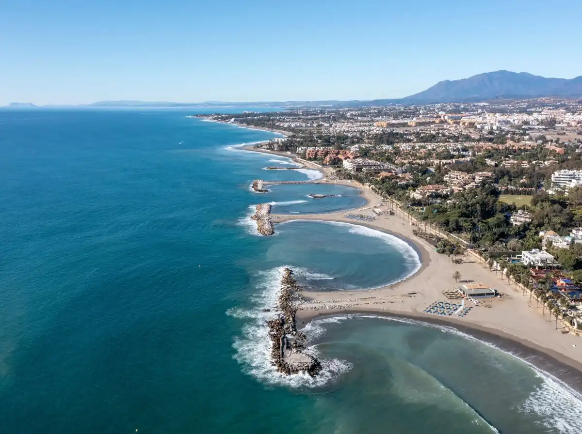 Vista exterior de Apartament en venda en Marbella amb Aire condicionat, Calefacció i Jardí privat