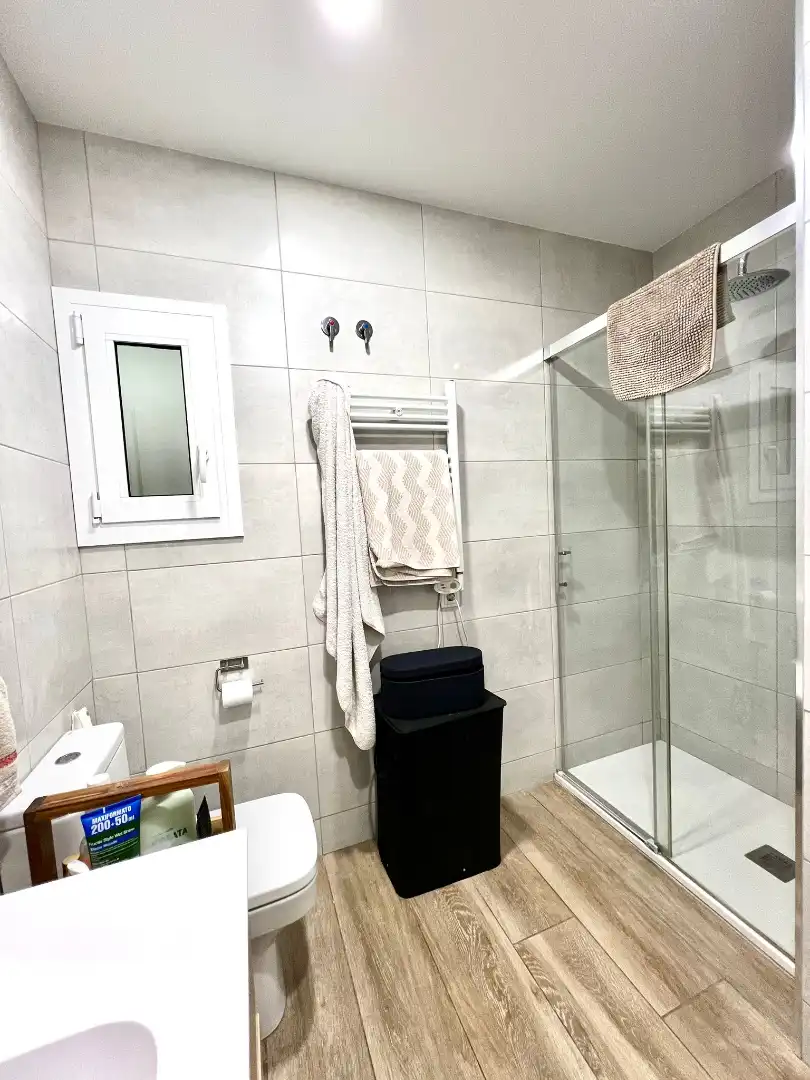 Badezimmer von Wohnung zum Verkauf in Barcelona mit Heizung, Parkett und Balkon