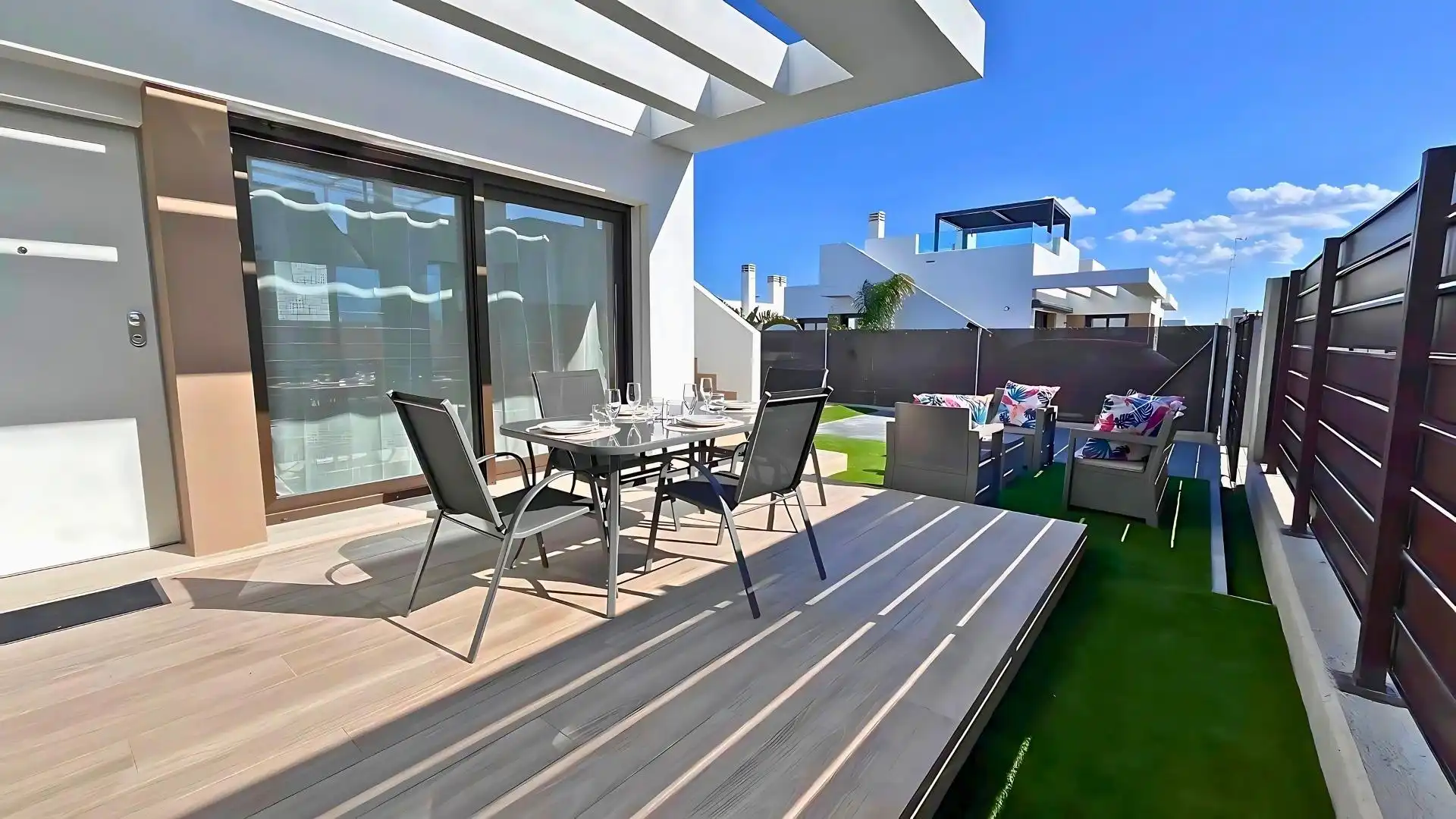 Terrasse von Einfamilien-Reihenhaus zum Verkauf in Madrid mit Schwimmbad