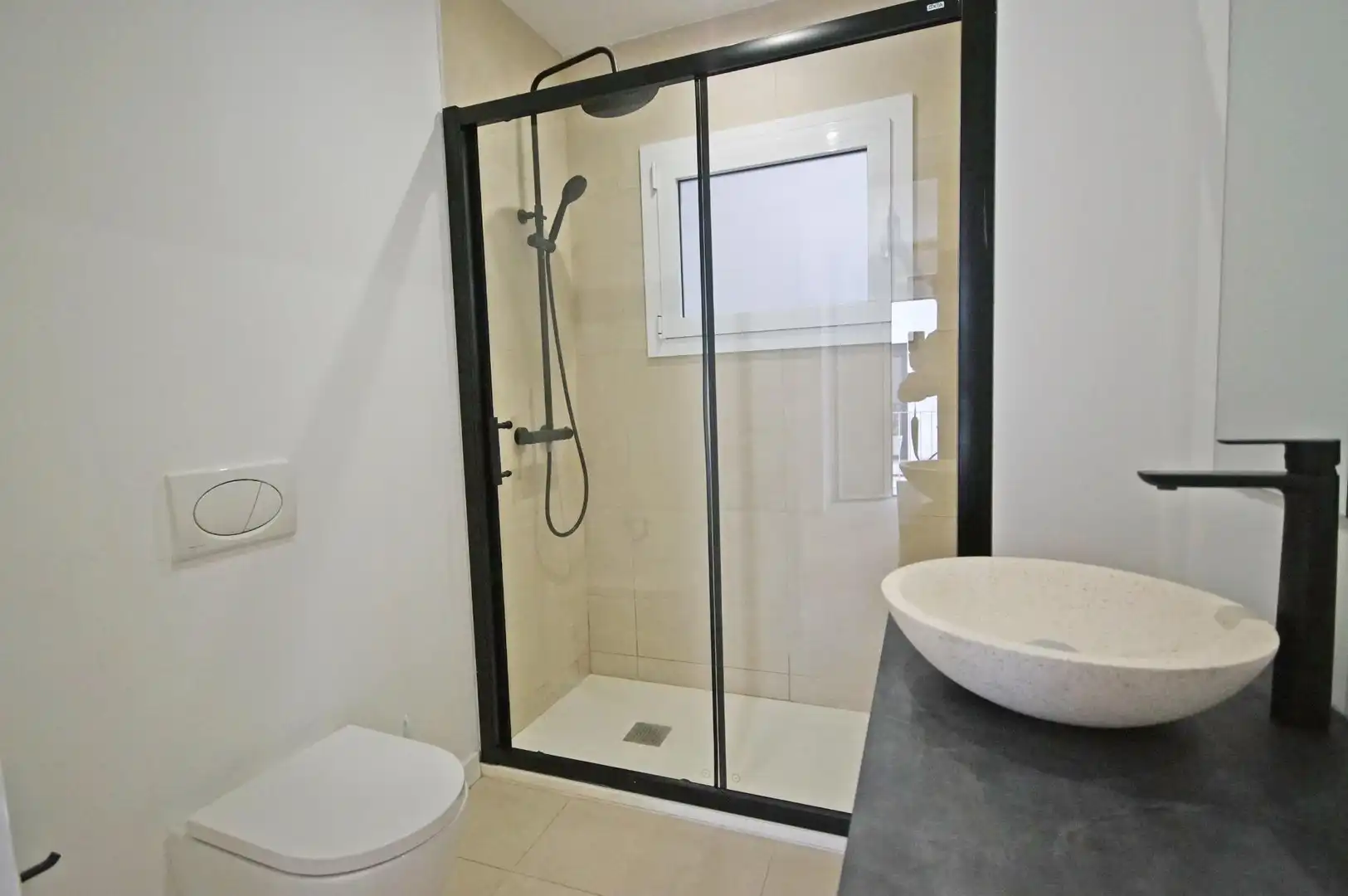 Badezimmer von Wohnung zum Verkauf in Sitges mit Klimaanlage, Terrasse und Alarm