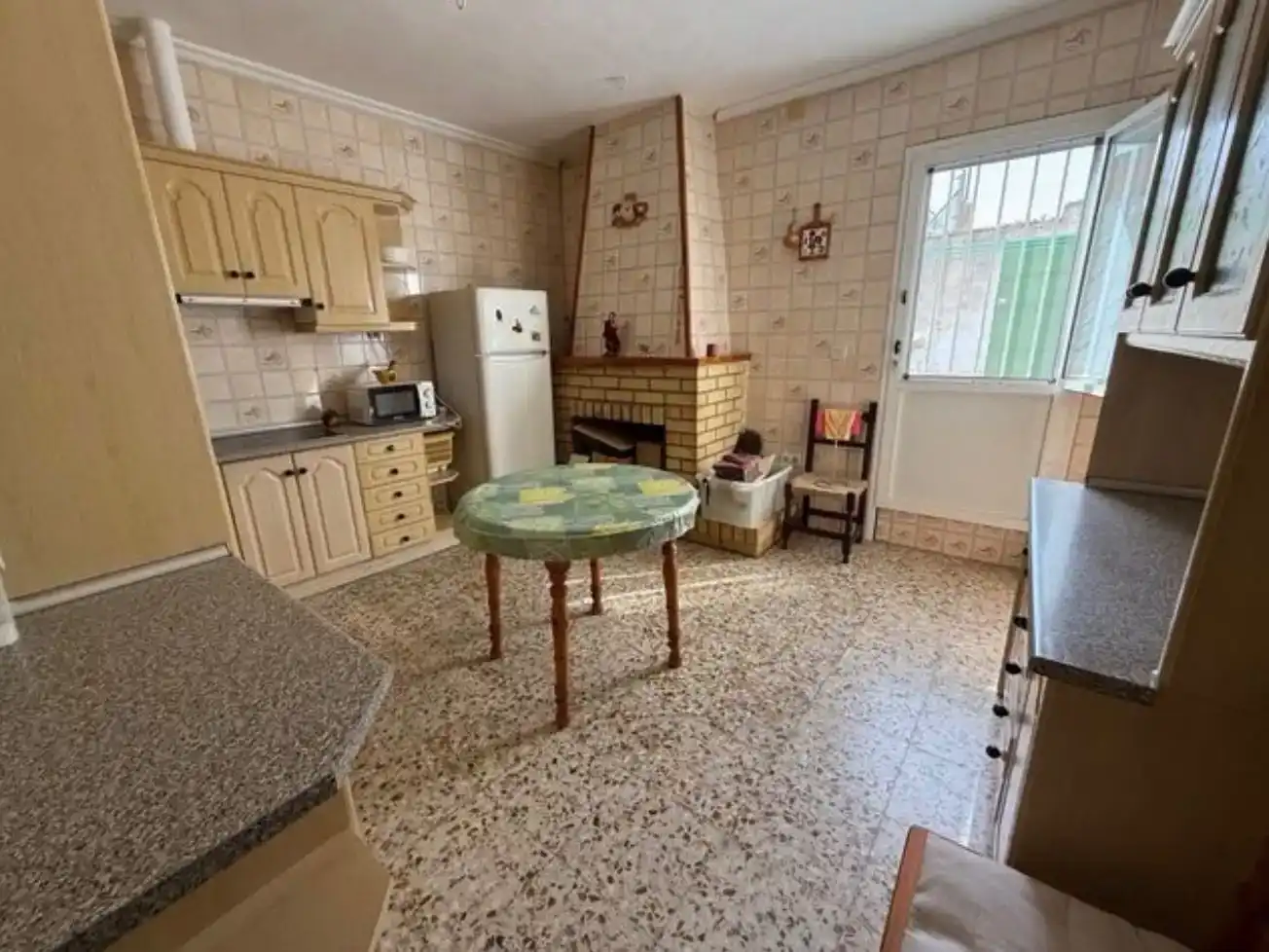 Cuina de Casa adosada en venda en Arroyomolinos (Cáceres) amb Aire condicionat i Balcó