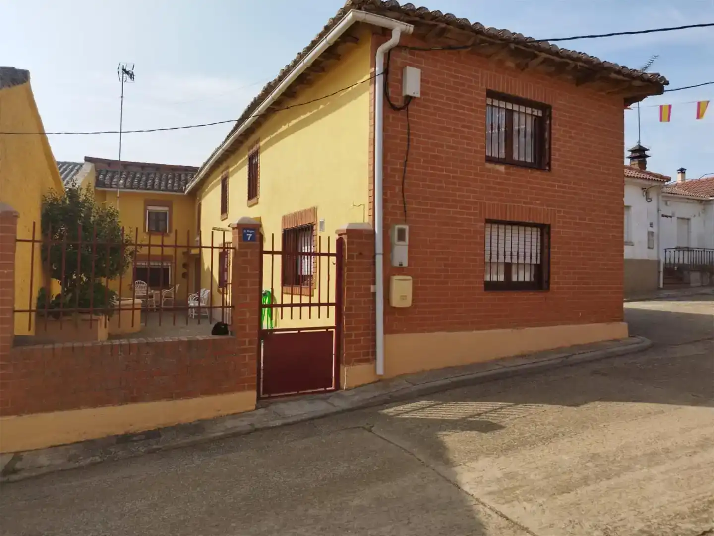 Vista exterior de Pis en venda en Saldaña amb Jardí privat, Parquet i Moblat