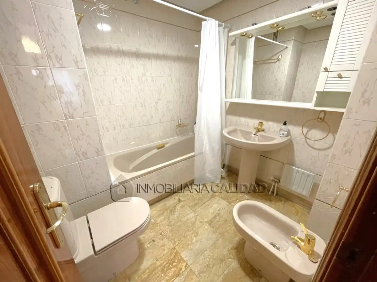 Baño de Piso de alquiler en Burgos con Calefacción y Amueblado
