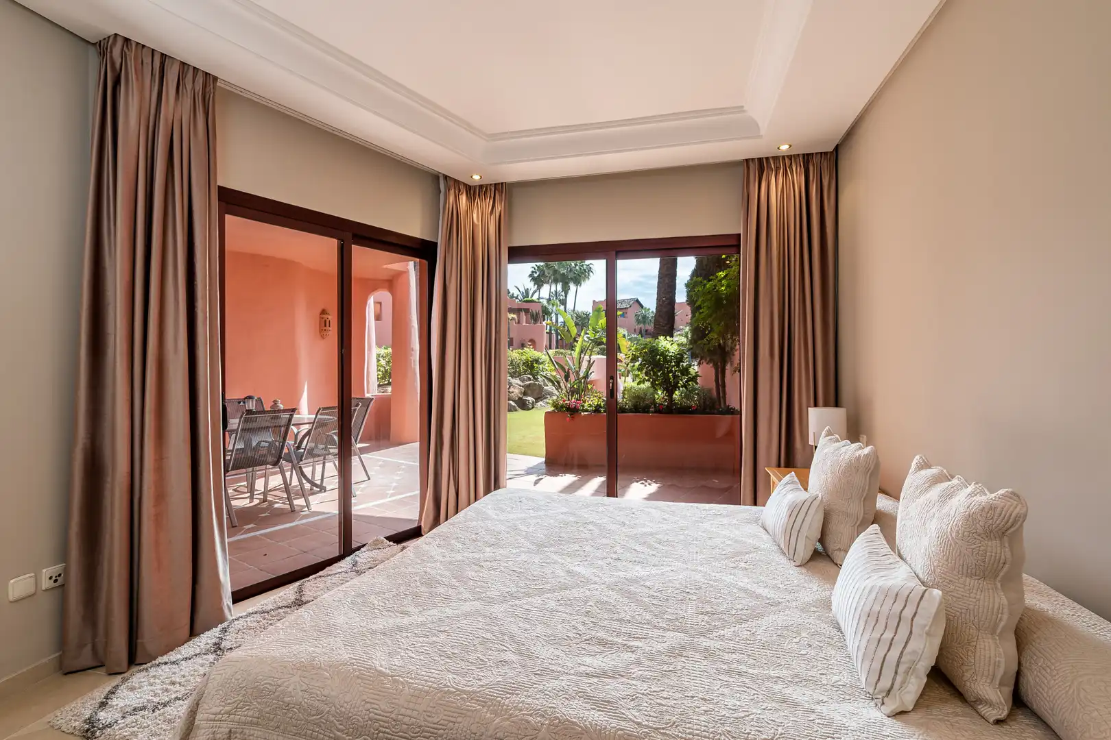 Habitación de Planta baja de alquiler en Estepona con Aire acondicionado, Terraza y Piscina