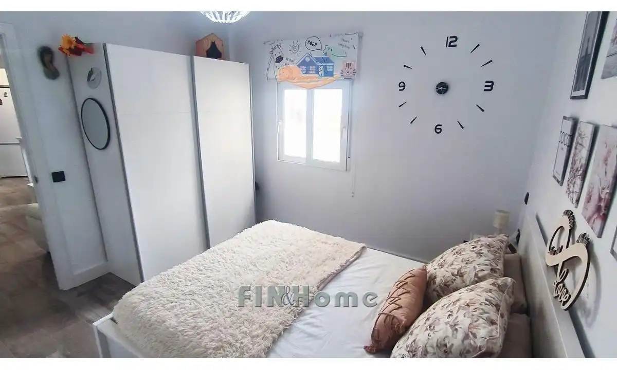 Bedroom of Flat for sale in Sevilla  with Air Conditioner, Heating and Furnished
