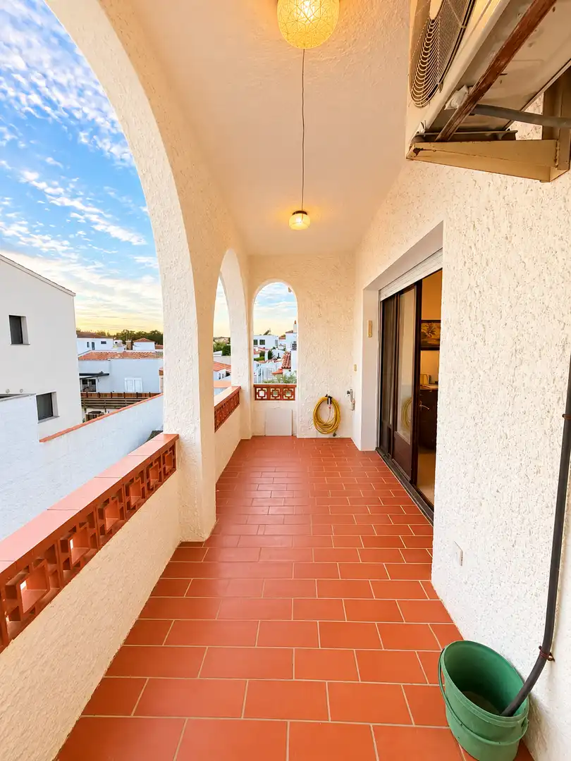 Terrasse von Wohnungen zum Verkauf in Empuriabrava mit Klimaanlage, Terrasse und Möbliert