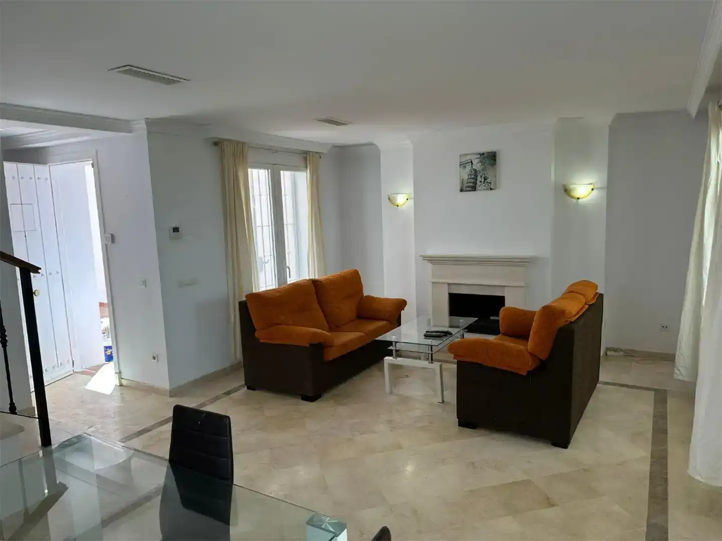 Sala d'estar de Casa adosada de lloguer en Marbella amb Aire condicionat, Piscina i Balcó