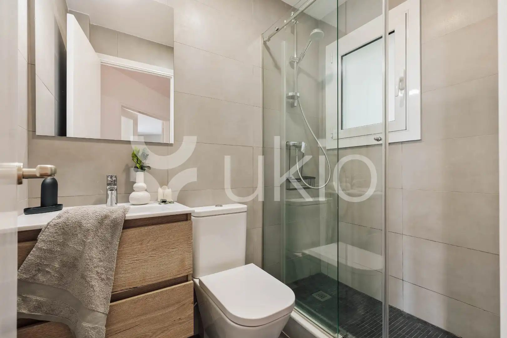 Bany de Apartament de lloguer en Barcelona amb Aire condicionat, Calefacció i Moblat