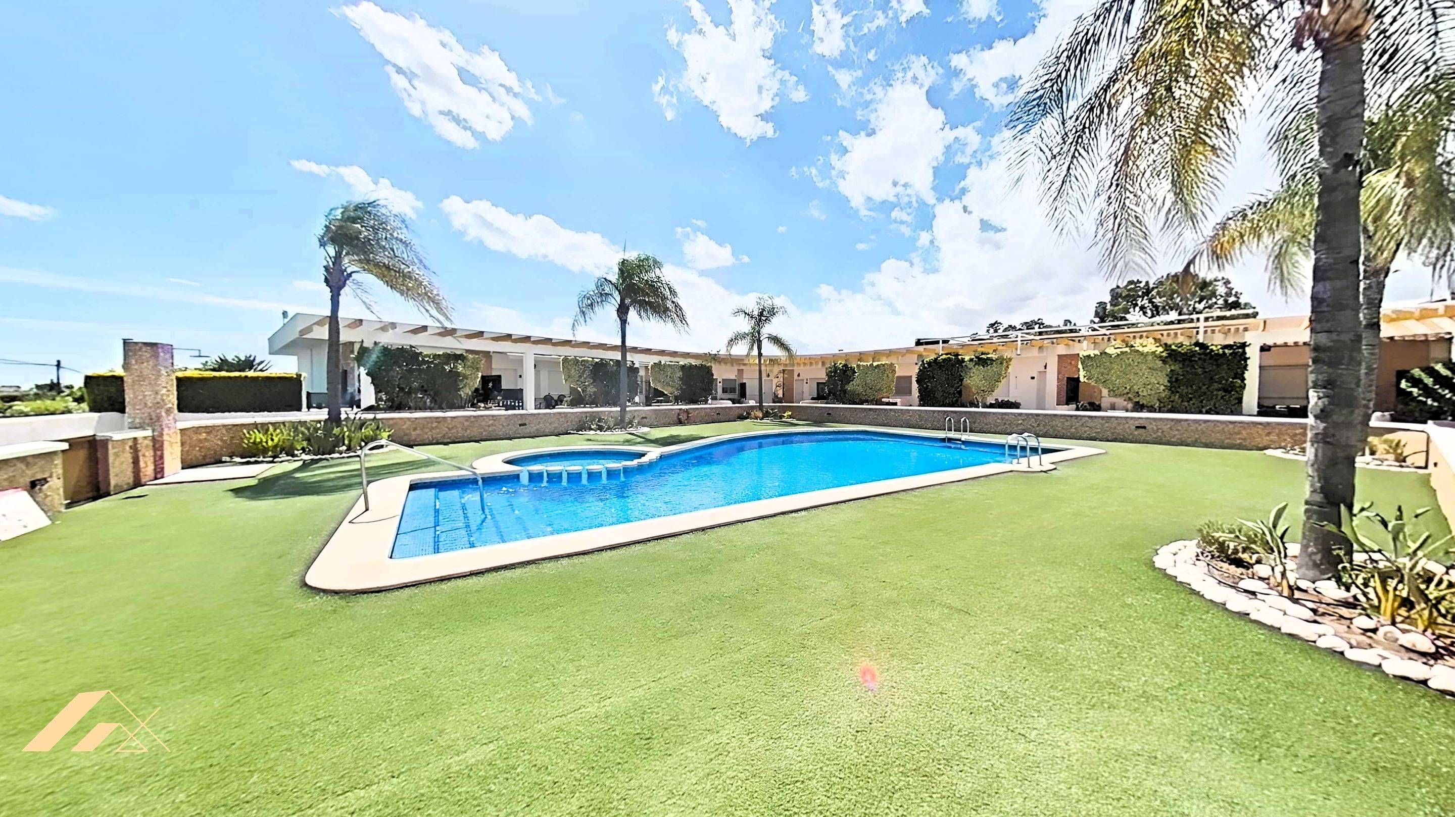 Piscina de Casa adosada en venda en Pilar de la Horadada amb Aire condicionat, Calefacció i Jardí privat