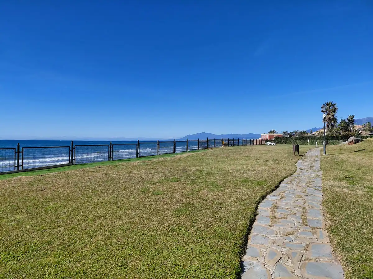 Vista exterior de Ático en venta en Marbella con Terraza, Trastero y Piscina