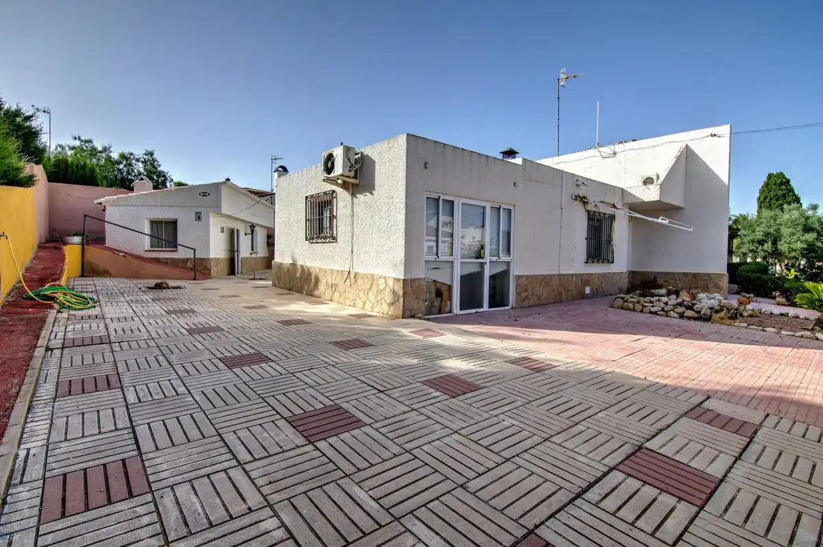 Vista exterior de Casa o xalet en venda en Mutxamel amb Aire condicionat, Calefacció i Jardí privat