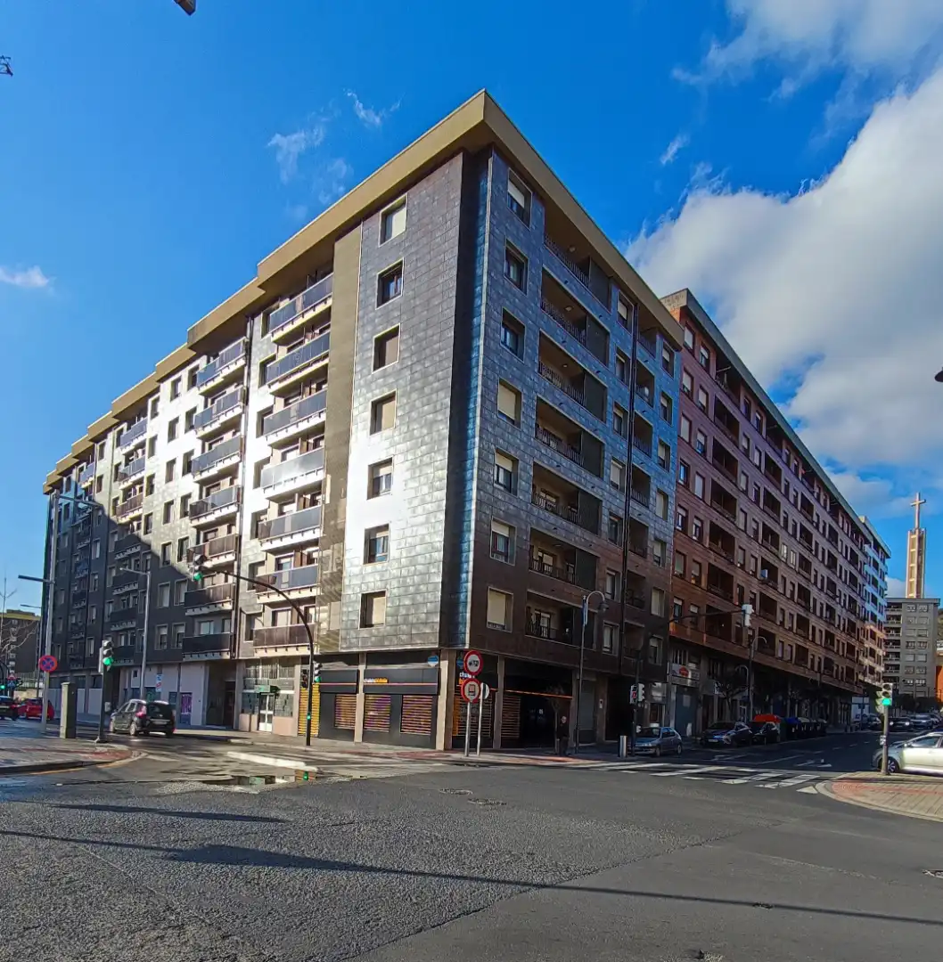 Vista exterior de Piso en venta en Bilbao  con Calefacción, Amueblado y Balcón