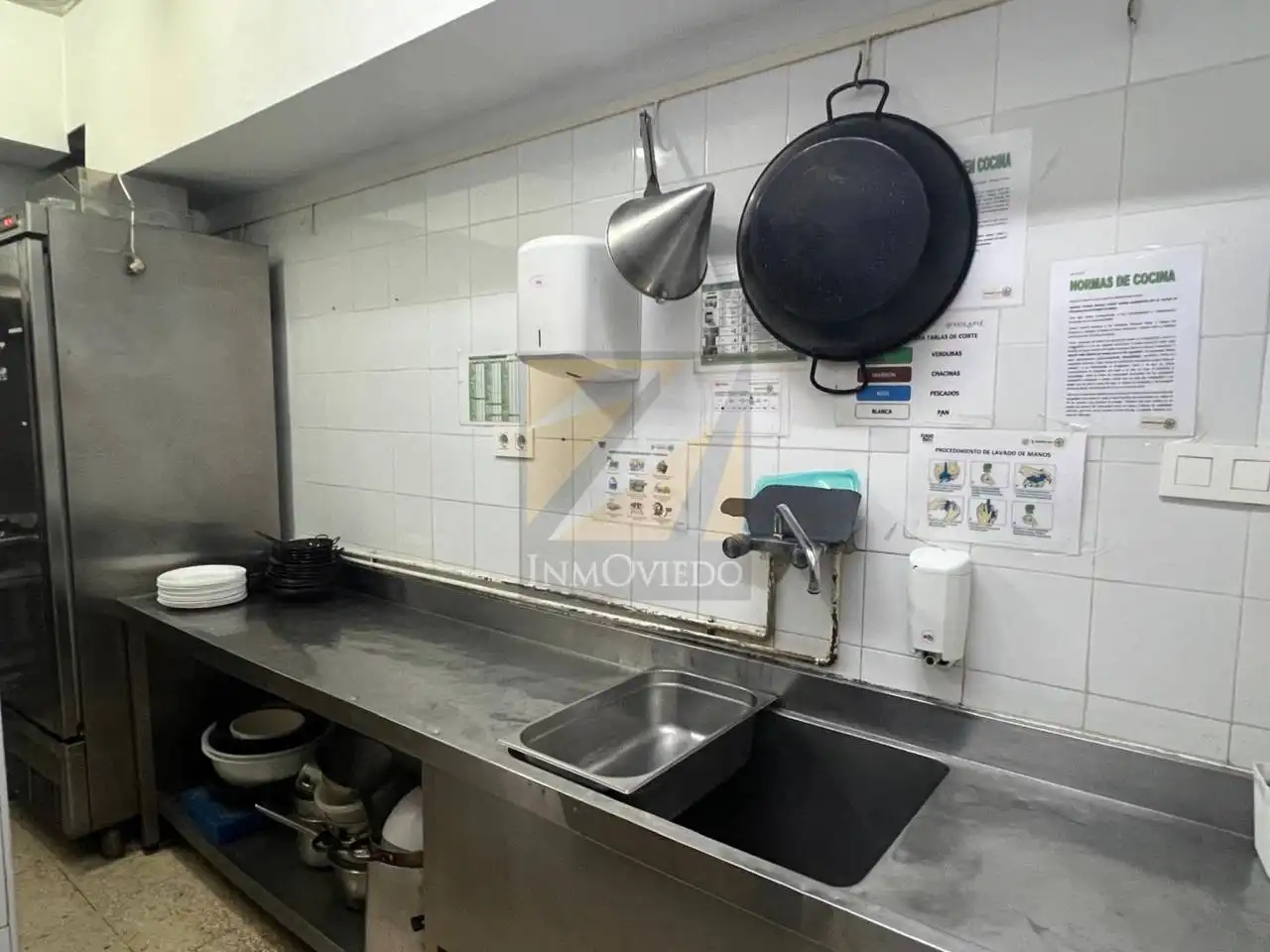 Cuina de Local de lloguer en Oviedo  amb Aire condicionat i Alarma