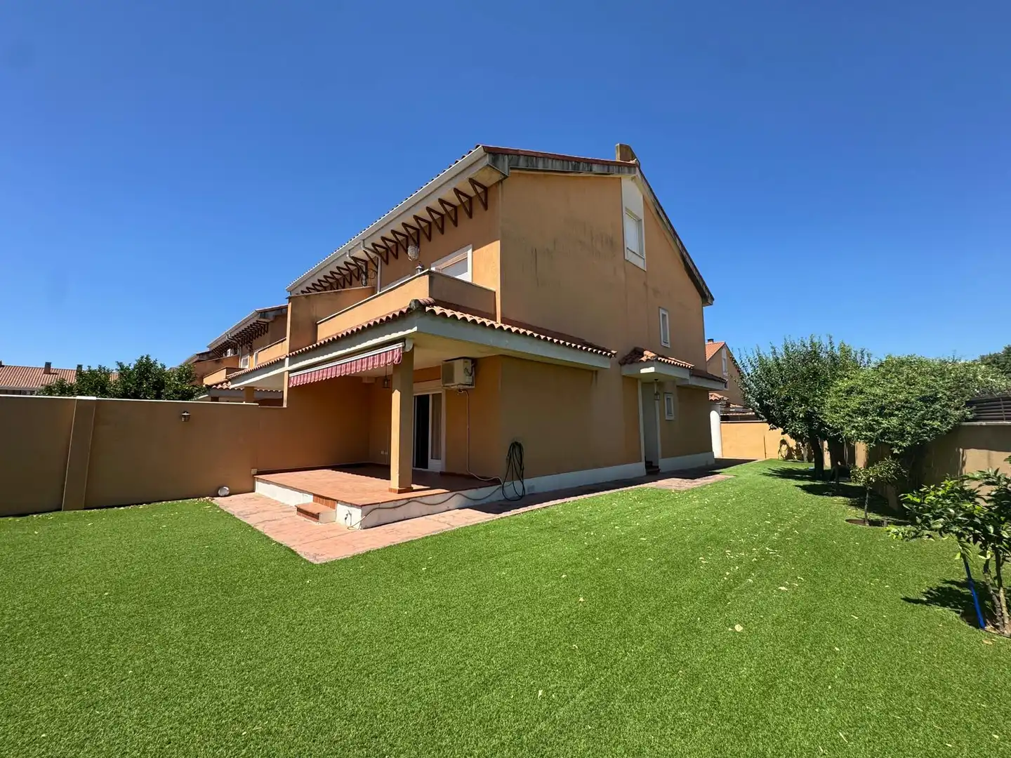 Vista exterior de Casa adosada en venda en Talavera de la Reina amb Aire condicionat, Calefacció i Jardí privat
