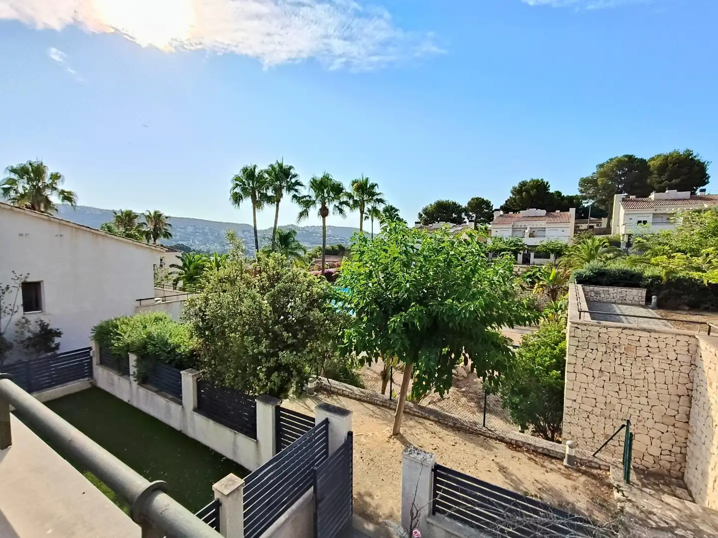 Vista exterior de Casa adosada en venda en Moraira amb Aire condicionat, Calefacció i Jardí privat