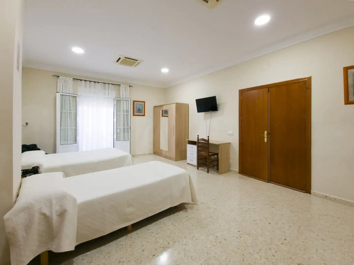 Habitación de Local en venta en El Coronil con Aire acondicionado, Calefacción y Amueblado