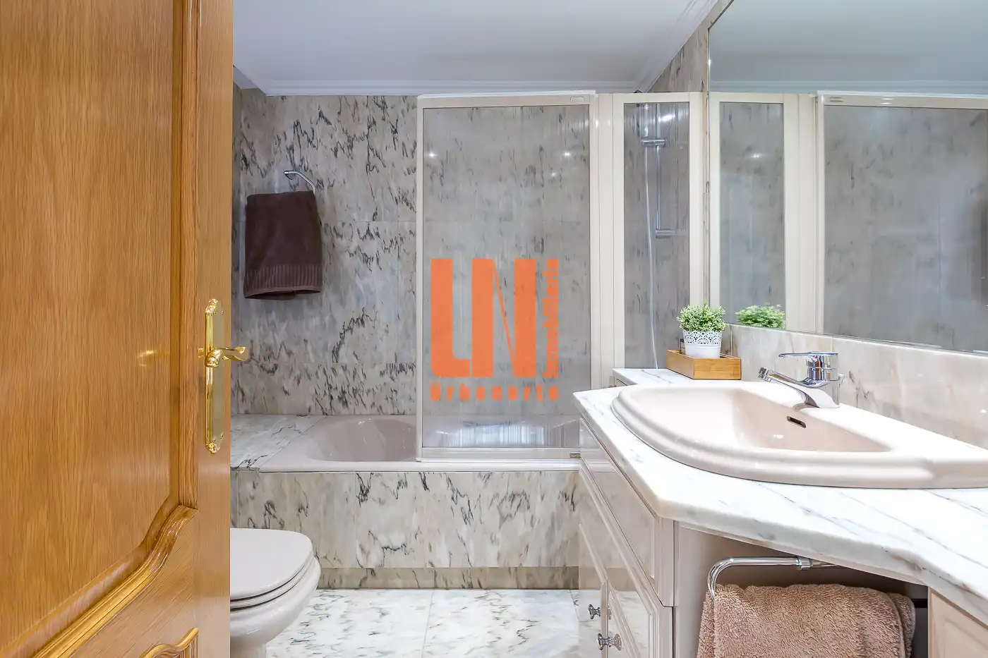 Baño de Casa adosada en venta en Madrid con Aire acondicionado, Calefacción y Jardín privado