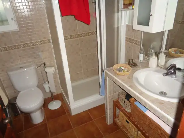 Baño de Casa o chalet en venta en Navamorcuende con Aire acondicionado, Jardín privado y Trastero