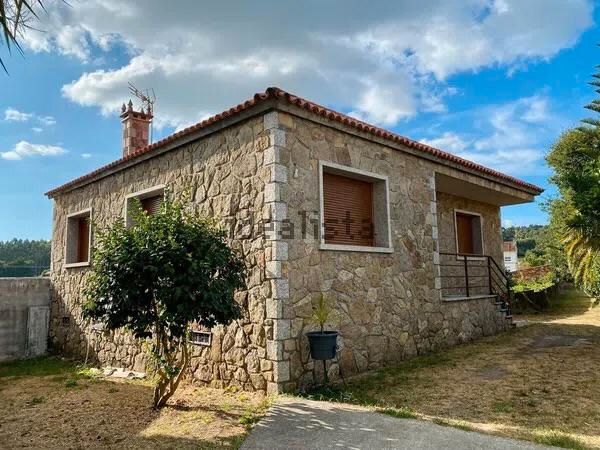 Vista exterior de Casa o xalet en venda en Vilagarcía de Arousa amb Calefacció i Jardí privat