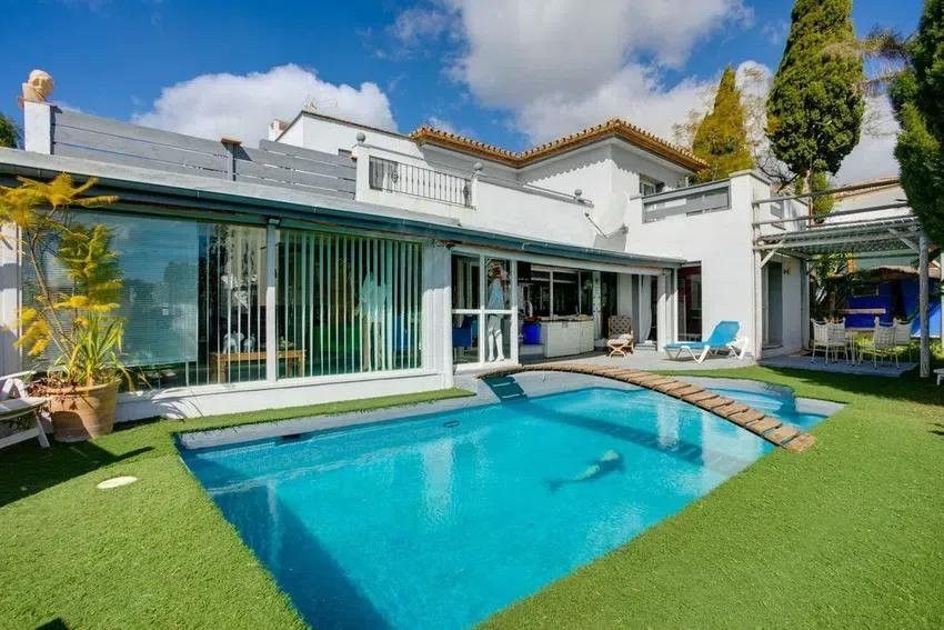Exterior view of House or chalet for sale in Estepona  with Air Conditioner, Private garden and Terrace