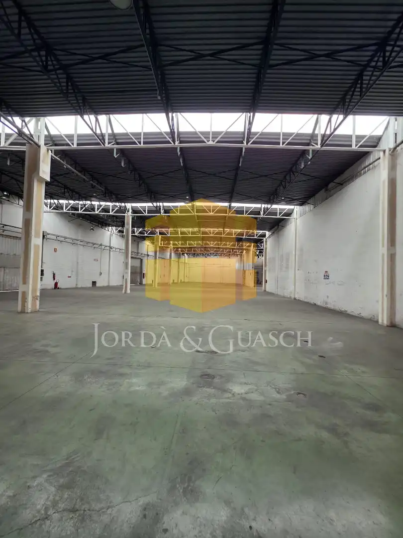Industrial building with lift to rent in Carrer Química 30, imagen 3