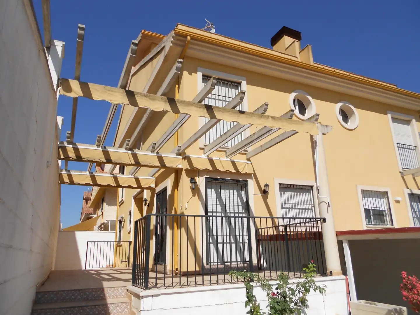Vista exterior de Casa adosada en venda en Murcia amb Aire condicionat, Calefacció i Jardí privat