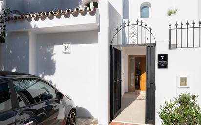 Vista exterior de Casa adosada en venda en Marbella amb Aire condicionat, Terrassa i Piscina comunitària