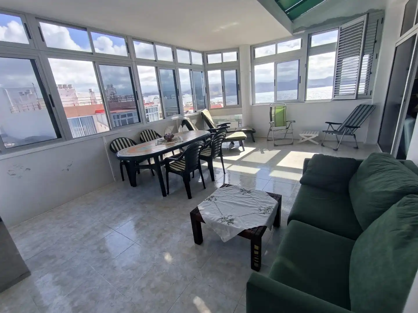Sala d'estar de Apartament de lloguer en Las Palmas de Gran Canaria amb Moblat i Balcó