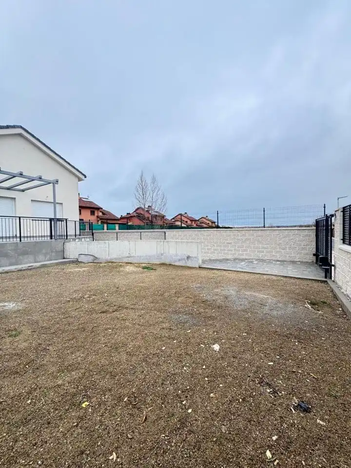 Haus oder Chalet zum Verkauf in Palazuelos de Eresma mit Privatgarten, Terrasse und Abstellraum