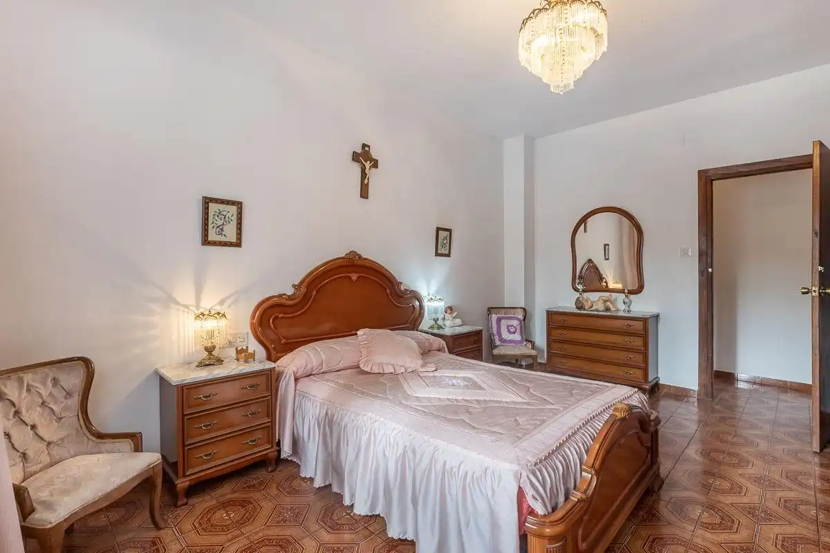Dormitori de Casa o xalet en venda en Granada amb Jardí privat, Terrassa i Piscina
