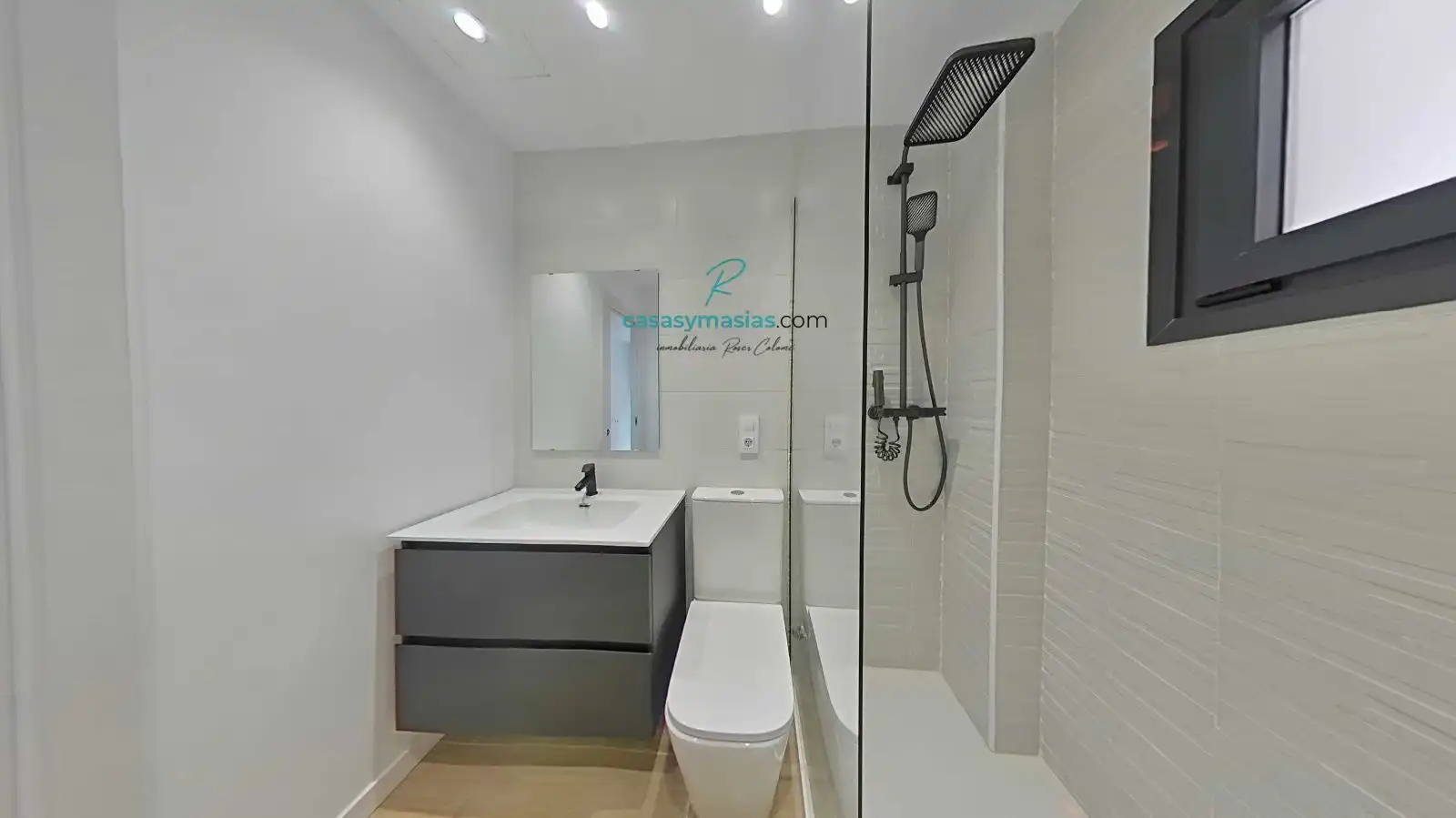 Badezimmer von Einfamilien-Reihenhaus zur Miete in Sant Cugat Sesgarrigues mit Klimaanlage, Heizung und Privatgarten