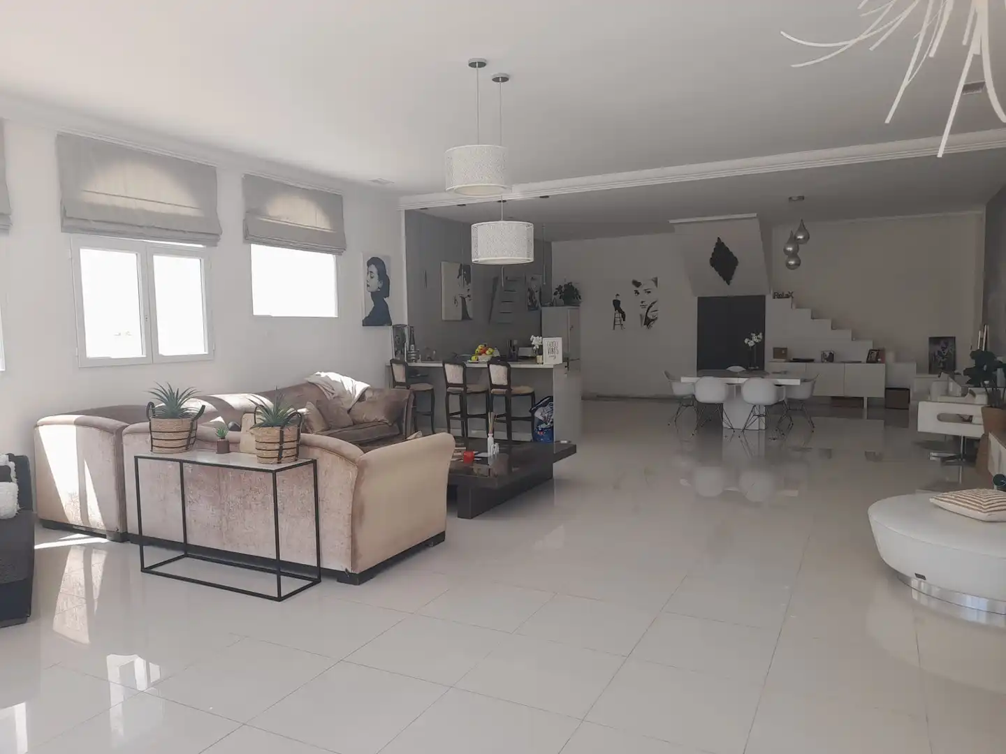 Sala d'estar de Casa o xalet en venda en Marbella amb Aire condicionat, Jardí privat i Terrassa