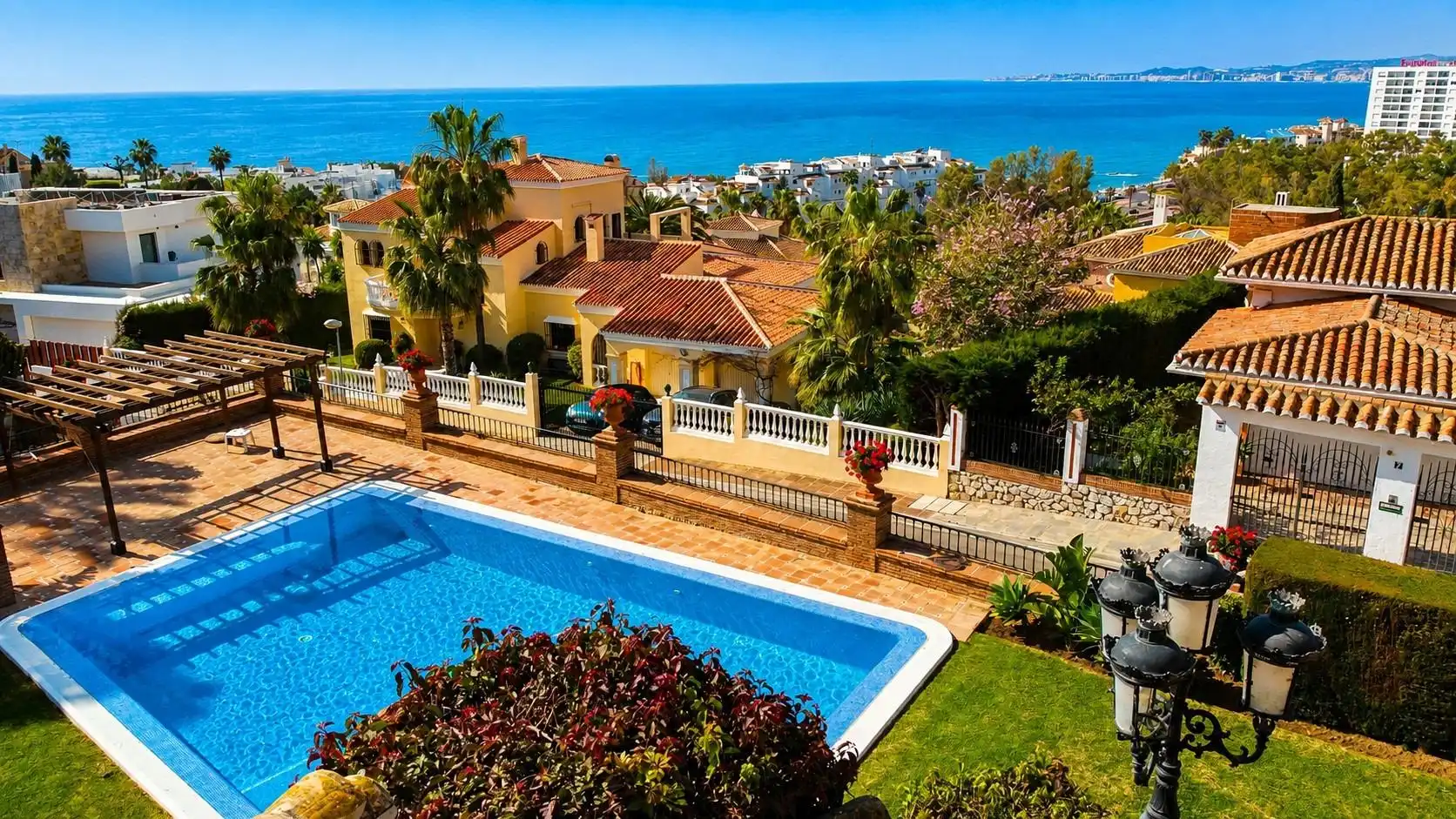 Vista exterior de Casa o xalet en venda en Benalmádena amb Aire condicionat, Calefacció i Jardí privat