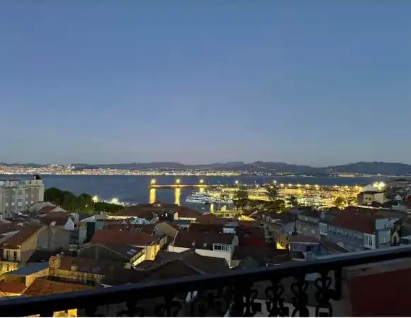 Vista exterior de Ático de alquiler en Cangas  con Calefacción, Terraza y Amueblado