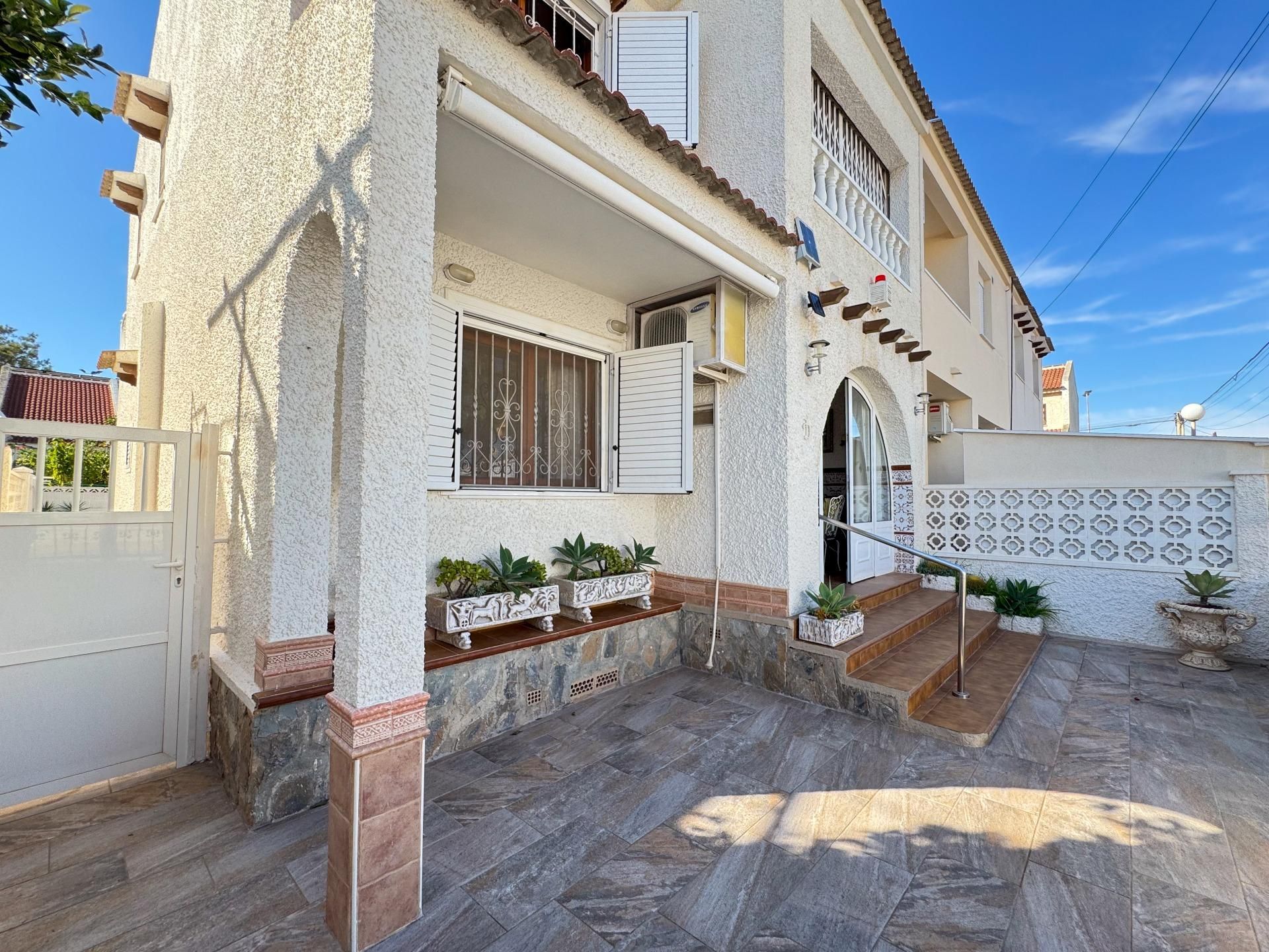Vista exterior de Casa adosada en venda en Torrevieja amb Aire condicionat, Calefacció i Jardí privat