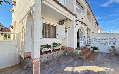 Vista exterior de Casa adosada en venda en Torrevieja amb Aire condicionat, Calefacció i Jardí privat