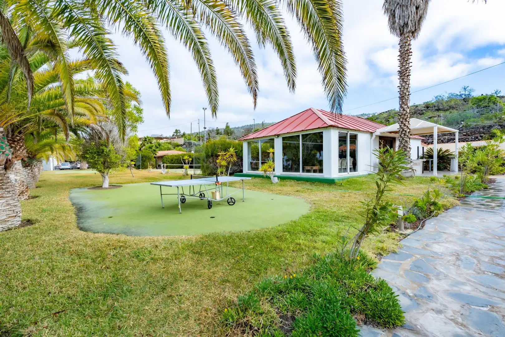Vista exterior de Casa o xalet en venda en Guía de Isora amb Calefacció, Jardí privat i Moblat