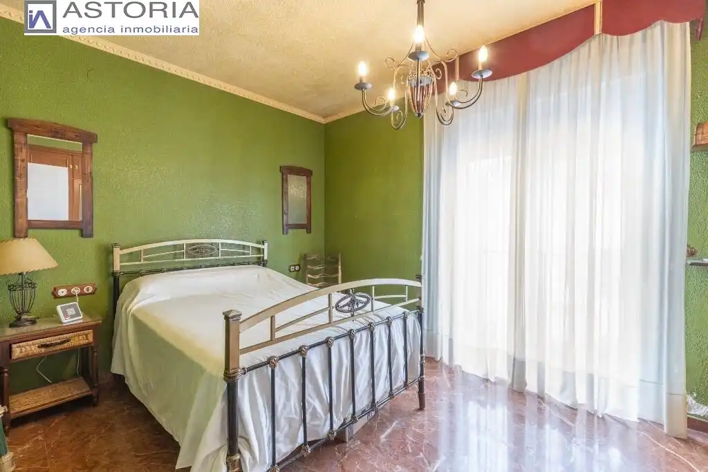 Dormitori de Casa adosada en venda en Granada amb Terrassa i Piscina comunitària