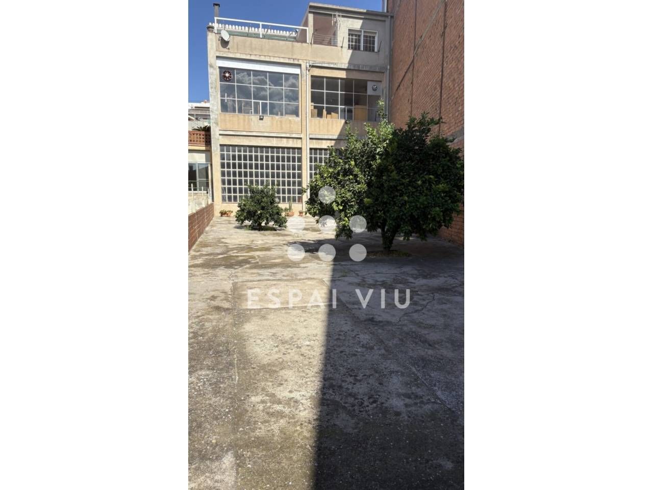 Vista exterior de Nau industrial en venda en Ripollet