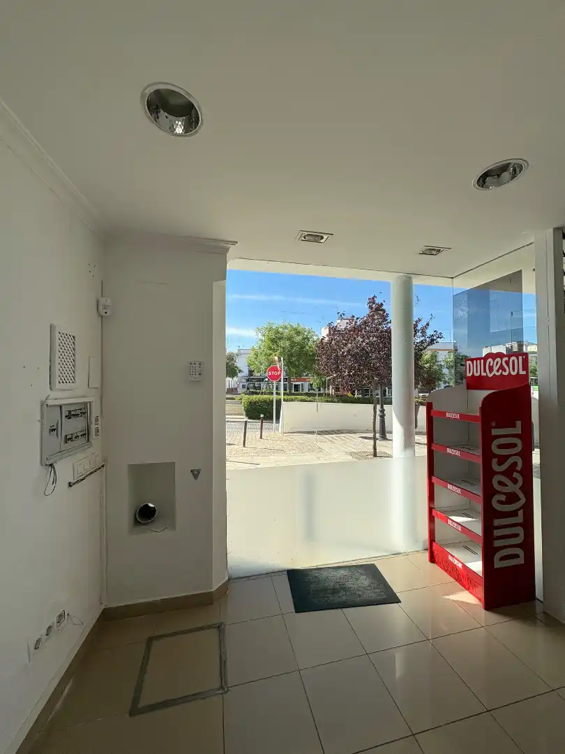 Local de lloguer en Carmona amb Aire condicionat