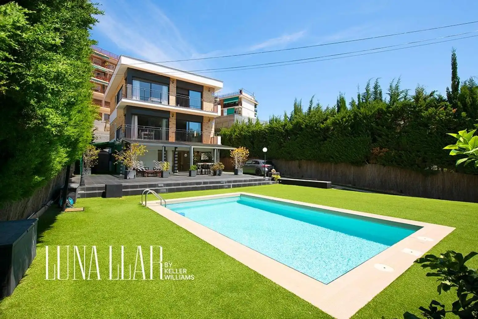 Swimming pool of Houses for sale in Castelldefels  with Air Conditioner, Heating and Parquet flooring