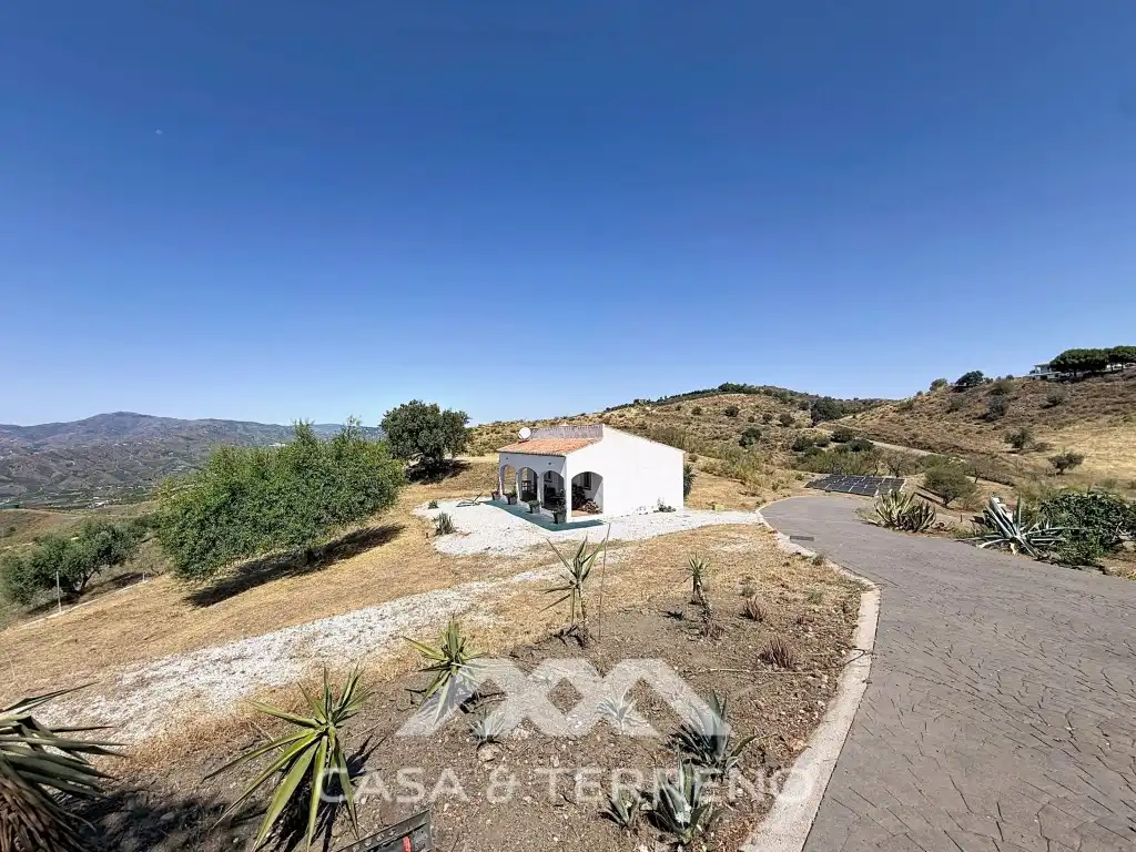Vista exterior de Casa o xalet en venda en Vélez-Málaga amb Aire condicionat, Jardí privat i Terrassa