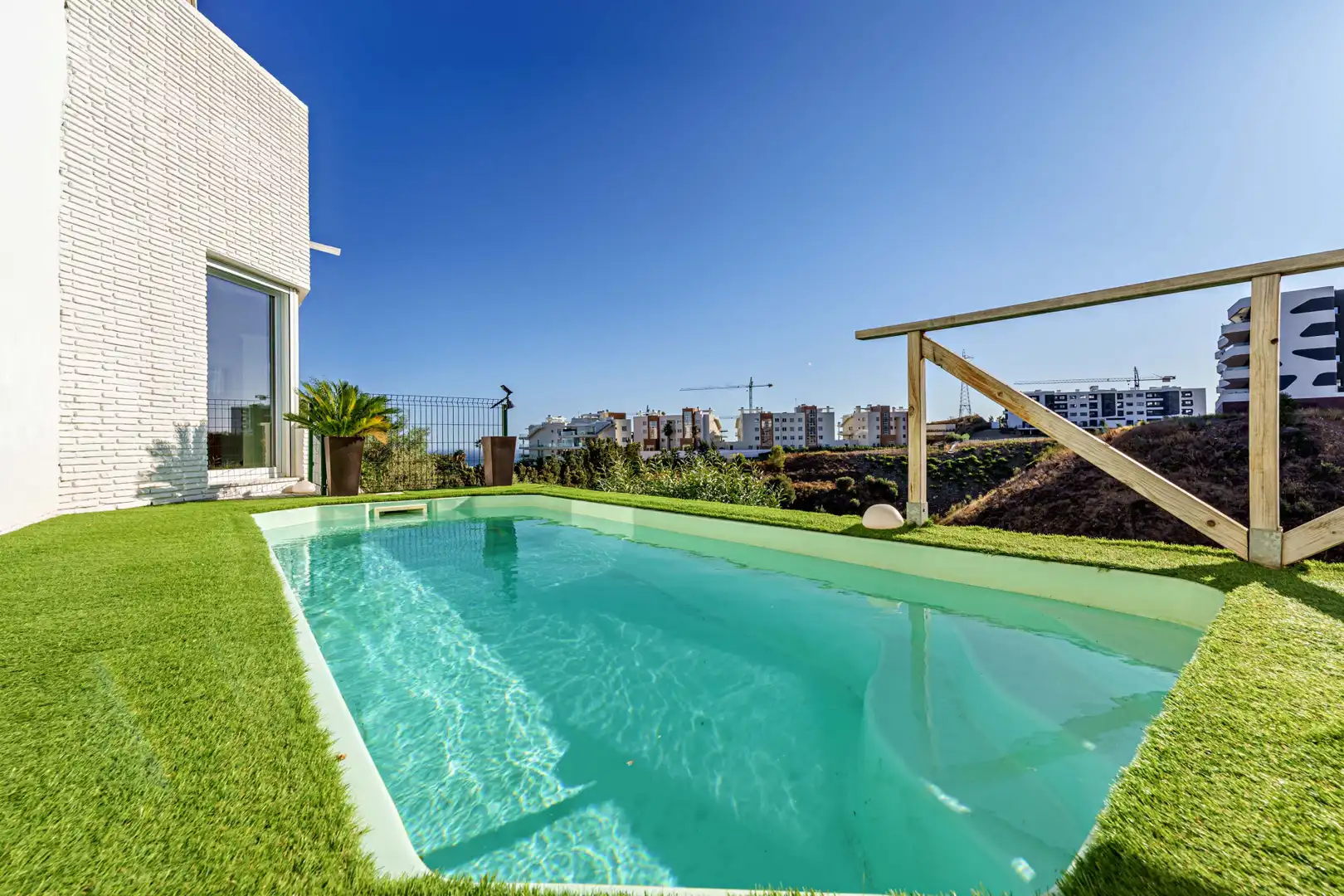 Piscina de Casa adosada en venda en Benalmádena amb Aire condicionat, Jardí privat i Terrassa