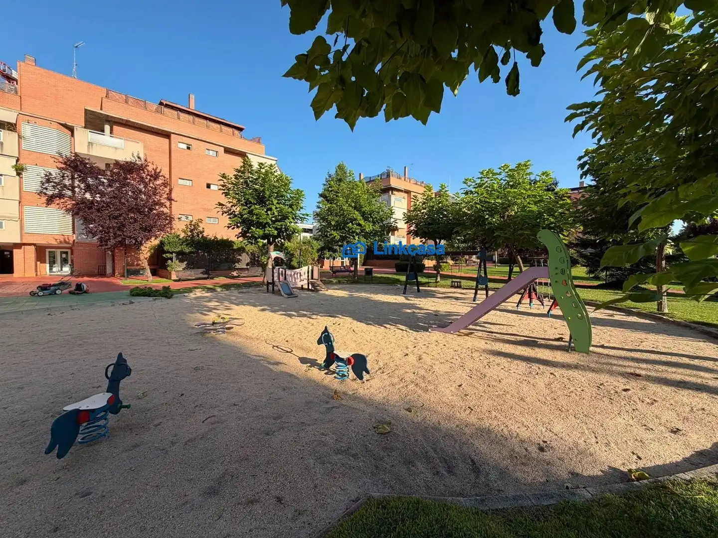 Vista exterior de Pis en venda en Pozuelo de Alarcón amb Aire condicionat, Calefacció i Jardí privat