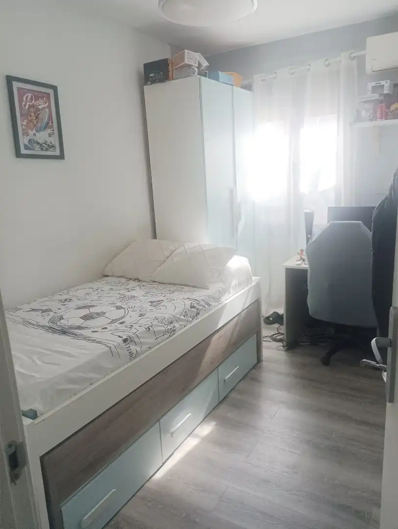 Bedroom of Houses for sale in Sevilla  with Air Conditioner, Private garden and Parquet flooring