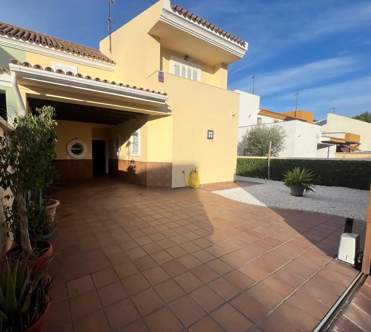 Vista exterior de Casa o xalet en venda en Los Barrios amb Aire condicionat, Jardí privat i Terrassa