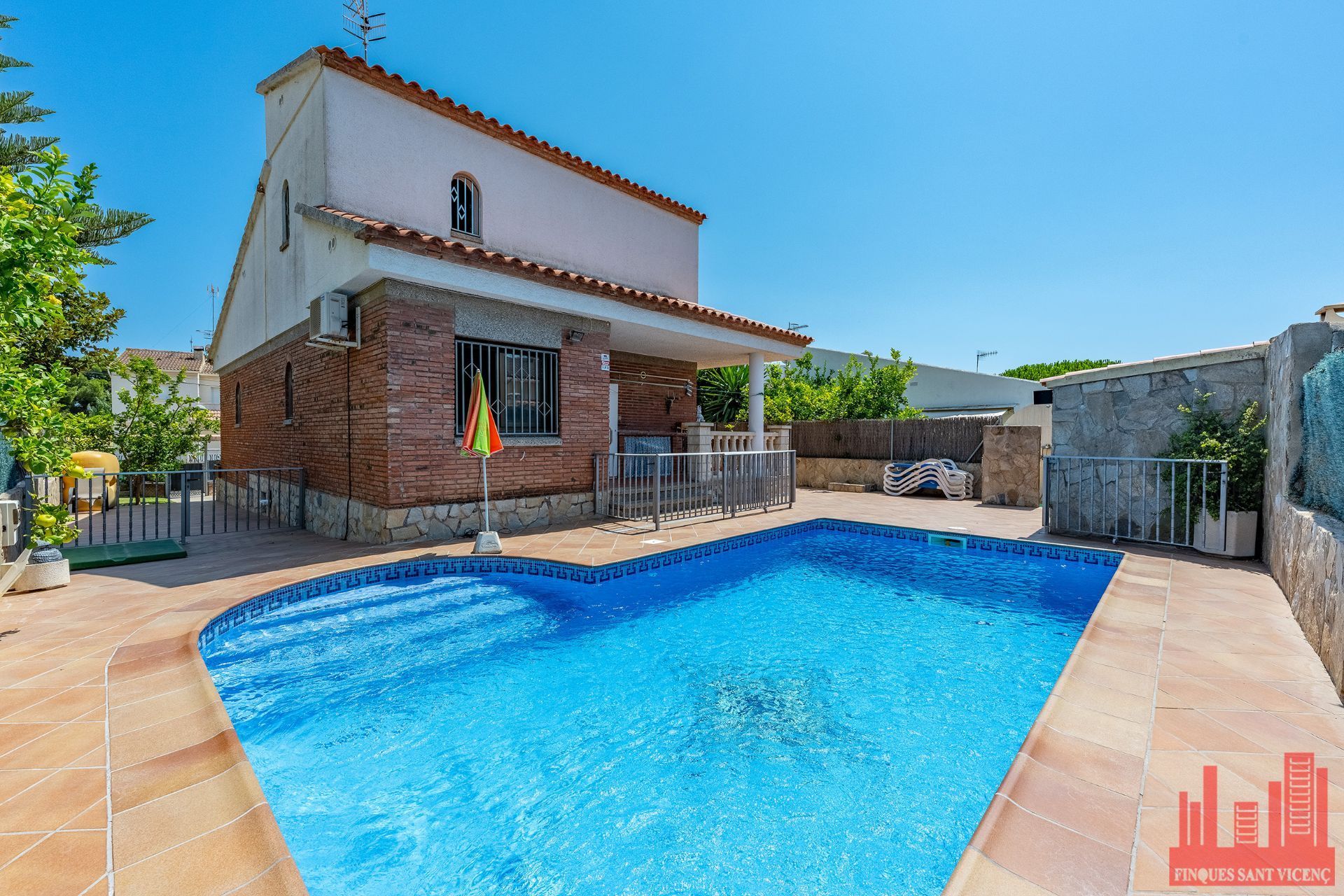 Swimming pool of House or chalet for sale in Cunit  with Air Conditioner, Heating and Private garden
