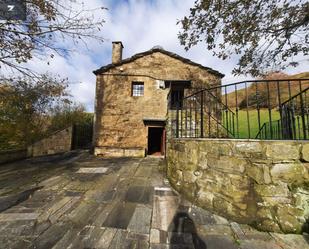 Vista exterior de Finca rústica en venda en Luena  amb Jardí privat